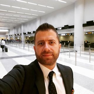 صورة تاريخية عام ٢٠١٧، ممكن ما تتكرر.لابس بدلة👨🏼‍💼 و بالمطار ✈️. 😀⁦🤦‍♂️⁩#كورونا #العمل_عن_بعد #حظر_السفر